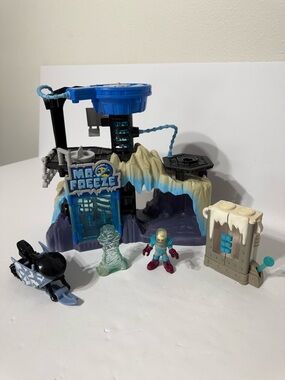Fisher-Price Imaginext DC Super Friends Mr. Freeze Playset w/ Ice Chamber & Fig.
